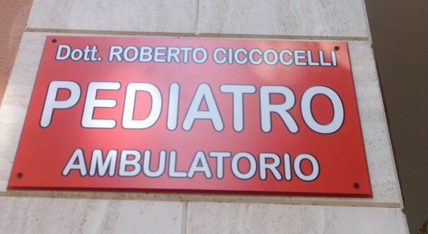 Giulianova, medico dei bimbi scrive sulla targa “pediatro”. «Se ci sono la sindaca e la ministra, io voglio chiamarmi così»