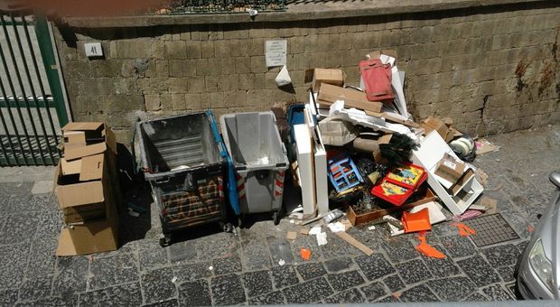 «Via d'Amelio, sesto giorno: cassonetti vuoti, tutt'intorno spazzatura»