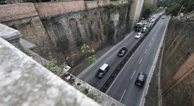 Roma, perde il controllo dello scooter sul Muro Torto: grave 34enne
