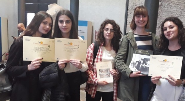 Alcune studentesse del Varrone premiate (foto: Camardella).