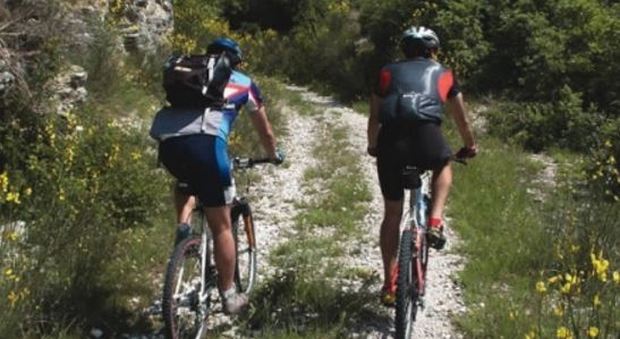 La pedalata con gli amici finisce male: ciclista cade a Piancavallo