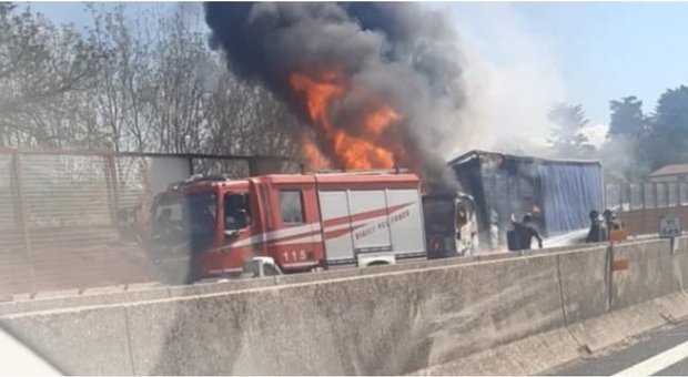 Tir in fiamme sull'A1, autostrada bloccata in direzione Roma dopo il casello Valmontone
