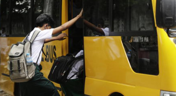 La pedana disabili del bus si guasta e un bambino resta bloccato: i compagni rinunciano alla gita per non lasciarlo solo