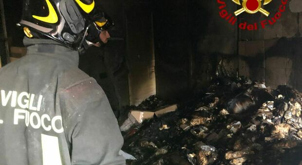 Incendio nel deposito del forno: le fiamme distruggono attrezzi e materiale conservato nel magazzino
