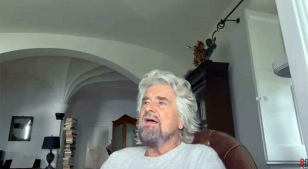 Beppe Grillo racconta il ricovero: «Mi hanno spostato in camera mortuaria per stare più tranquillo»
