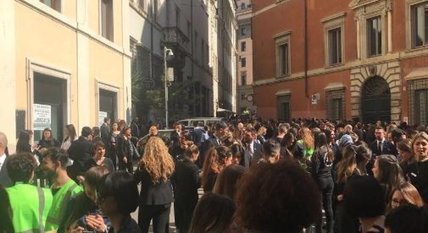 Roma, allarme bomba: evacuati i negozi Rinascente, telefonata al centralino del Messaggero