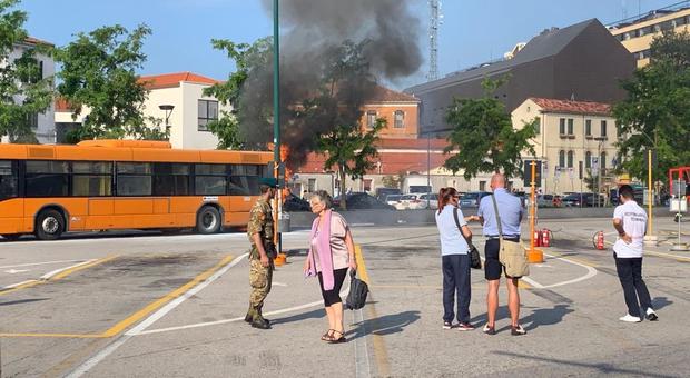 Autobus dell'Actv s'incendia, fiamme e paura a Piazzale Roma