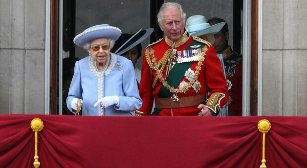 Giubileo di platino, un mare di folla per la Regina dei record. Elisabetta sul balcone: «Guardiamo al futuro»