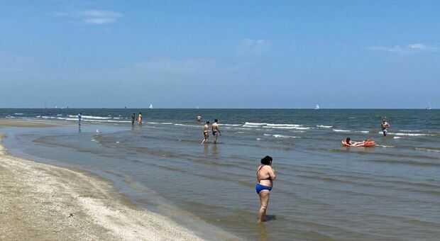 Choc in spiaggia, donna di 40 anni fa il bagno e muore appena entrata in acqua: è la sindrome da immersione