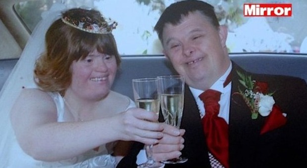 Muore la moglie della prima coppia di sposi ​con sindrome di down. "A nozze nel 2004"