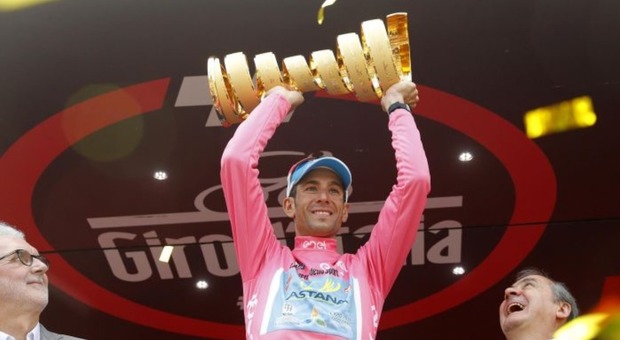 Al via il Giro d'Italia del Centenario. Aru: «Onoreremo memoria Scarponi»