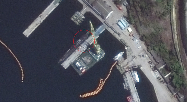Missili Kalibr sul sottomarino russo nel porto di Sebastopoli. L'immagine satellitare mostra l'arma di Putin