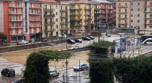 Bomba d'acqua su Avellino: piazza Kennedy diventa un lago