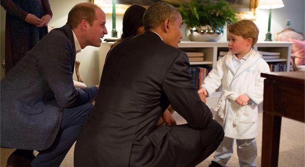 Il principino George in vestaglia saluta Obama e Michelle prima della nanna