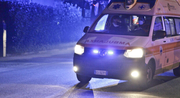 Incidente a Valdobbiadene. Esce di strada con la moto, 23enne gravemente ferito nello schianto