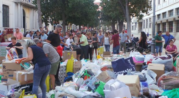 Invasione di generosità: in centinaia in piazza per la raccolta