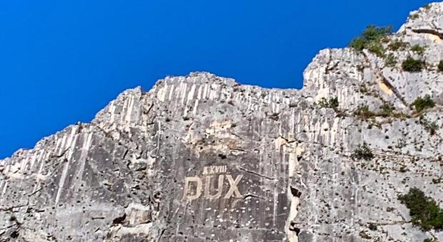 Scritta Dux sulla montagna, in paese prefetto e colonnello dei carabinieri