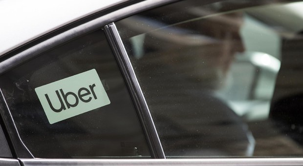 Un tassista Uber accompagna un passeggero che si è addormentato dall'altra parte del paese e gli chiede 1.500 sterline per il servizio
