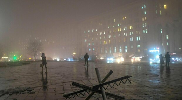 Kiev resta al gelo, la gente muore per scaldarsi Reti elettriche colpite e domani il meteo peggiora