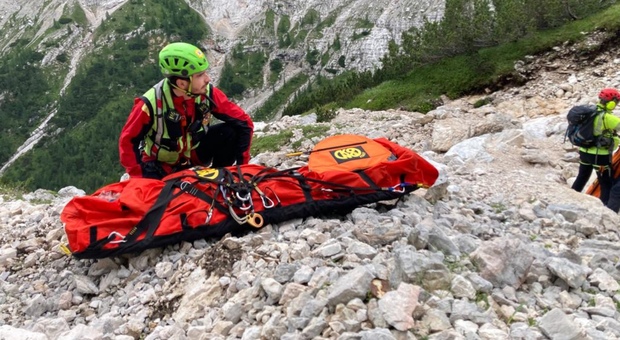 Una escursionista di 28 anni cade, ruzzola per 40 metri tra le rocce e trascorre la notte nel canalone. Trovata ferita, ma viva