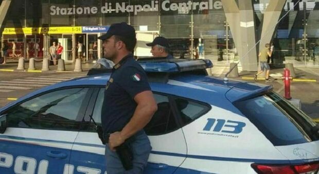 Napoli, donna rapinata e violentata da 4 uomini in pieno giorno: la denuncia di choc