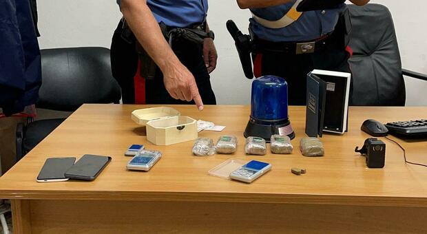 Mezzo chilo di droga in casa, uomo arrestato dai carabinieri a Cisterna