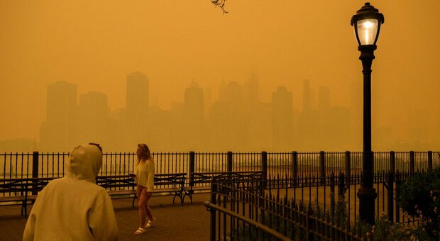 New York avvolta dalla cenere e dal fumo degli incendi in Canada. Allarme inquinamento. Il sindaco: «Non uscite»