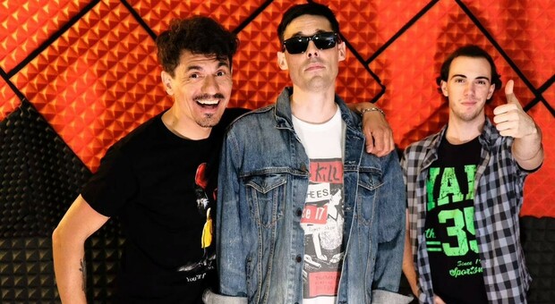 I Poni Boi sulle piattaforme con il secondo singolo “Doppia XL Fit Regolare”, il trio accentua la componente punk-rock con chitarre veloci ed energiche e quella indie-surf rock