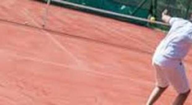 Ventinovenne muore mentre gioca a tennis in un albergo del Riminese