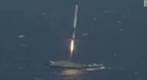 Nuova impresa del geniale Elon Musk, il razzo Falcon 9 di Space X atterra sulla piattaforma marina