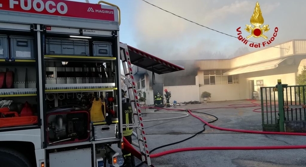 Incendio nell'azienda tessile, vigili del fuoco in massa nel capannone in fiamme