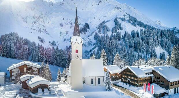 Sciare in alta montagna, un piacere senza limiti. Si può alloggiare nei villaggi di Schrocken e Warth in Austria