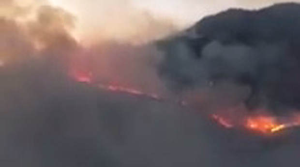 Emergenza incendi in Costiera a fuoco la baia di Jeranto
