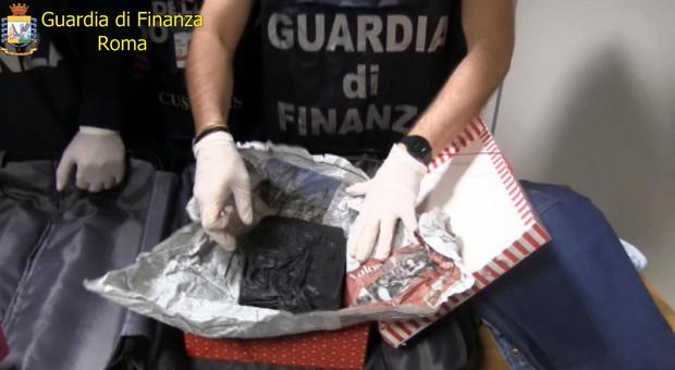 Fiumicino, arrestati 15 narcotrafficanti: droga per 9 milioni nei pacchi dei regali di Natale