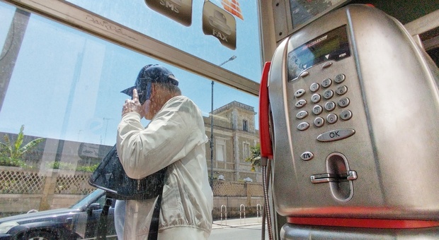 Cabine telefoniche addio: via libera alla rimozione in città