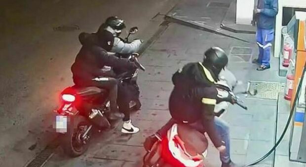 Napoli, ferito durante tentata rapina scooter, preso secondo bandito