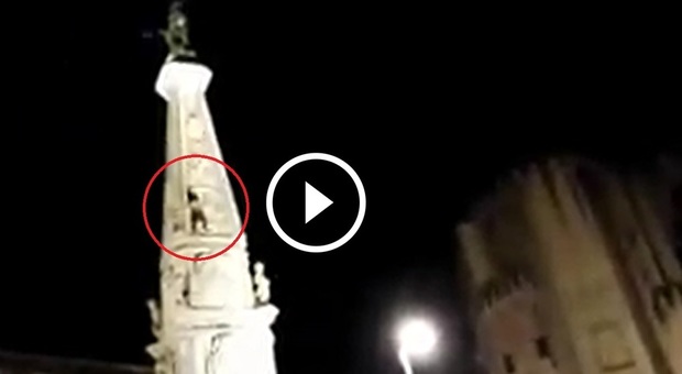 Napoli, s'arrampica sull'obelisco e cade muore a 23 anni | Il video della tragedia
