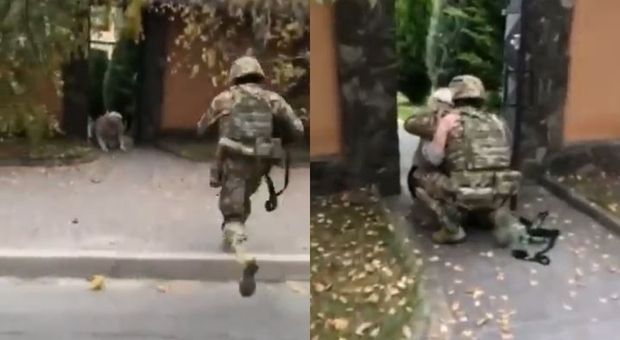 Soldato ucraino ritorna a Kherson e riabbraccia la nonna, il video commovente