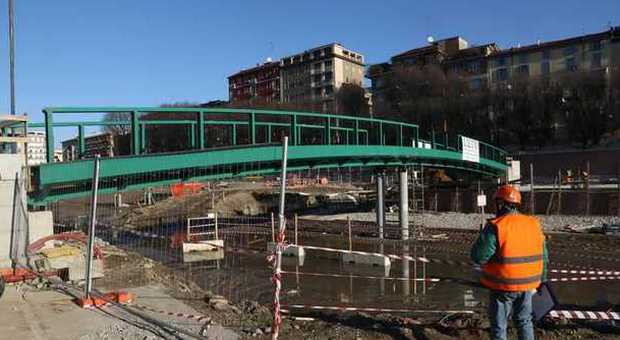 Expo, lavori per l'Expo: alla Darsena dei Navigli spunta un nuovo ponte pedonale