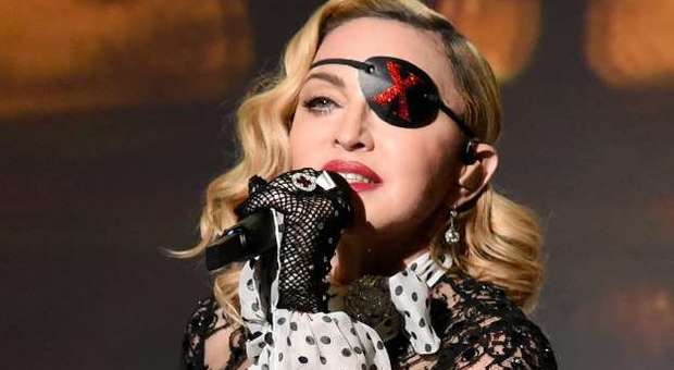 Madonna in calze a rete contro l'ageism: «Mi puniscono per aver compiuto 60 anni»