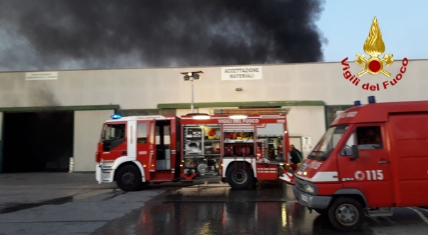 Incendio alla ditta Grigolin: pompieri al lavoro dall'alba, danni ingenti