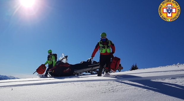 Scialpinista padovana cade sulla neve fresca: salvata al rifugio Dibona con la motoslitta