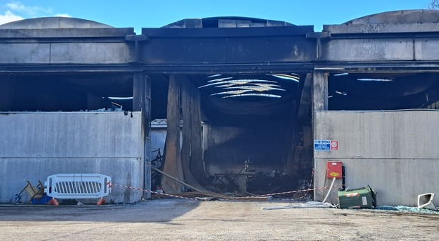 Rogo all’autoparco comunale di Porto San Giorgio: ora si demolisce il magazzino