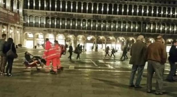 Caccia all'uomo in piazza San Marco: 5 incappucciati seminano il panico per «giustiziare» un ambulante