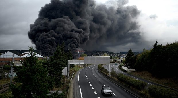 Rouen, incendio in impianto chimico ad alto rischio: «Classificato Seveso»