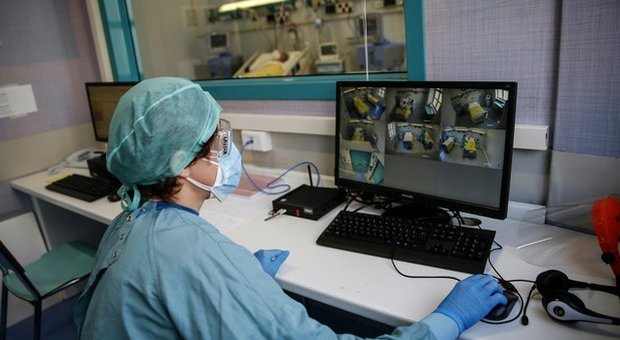 Un dottore al computer in un ospedale britannico