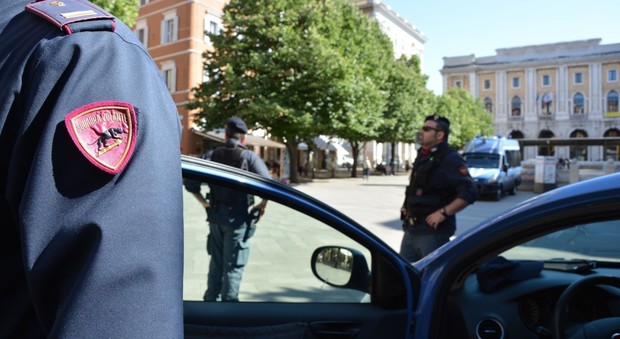 Ancona, sacerdote e residenti dicono rosario in piazza contro le baby gang