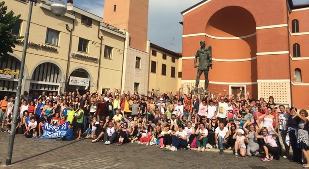 Il gruppo dei volontari in Piazza Roma