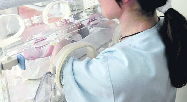 Neonato lasciato morire in ospedale perché era già stato registrato come "nato morto": denunciati 2 medici