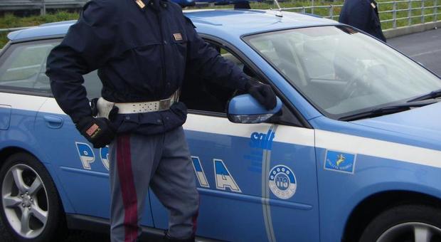 Uso del telefonino alla guida, raffica di verbali della polizia stradale a Latina